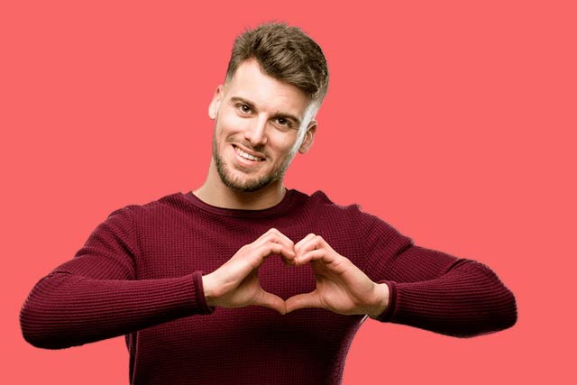 Jongen maakt gebaar van hart