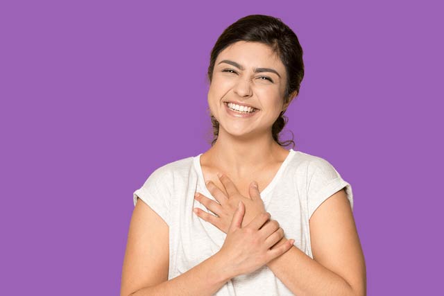 vrouw op roze achtergrond