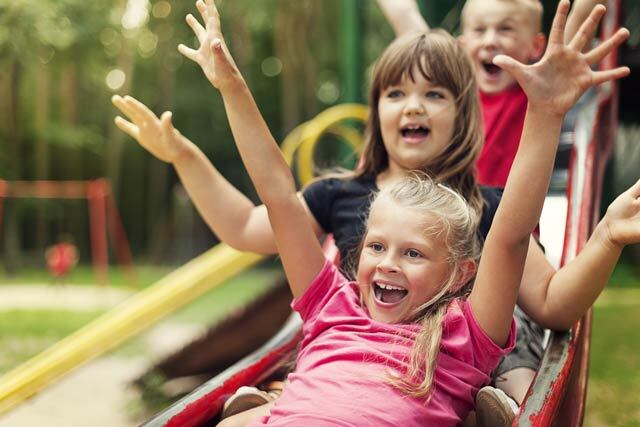 Kinderen op glijbaan