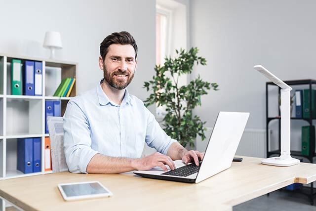 Man achter bureau